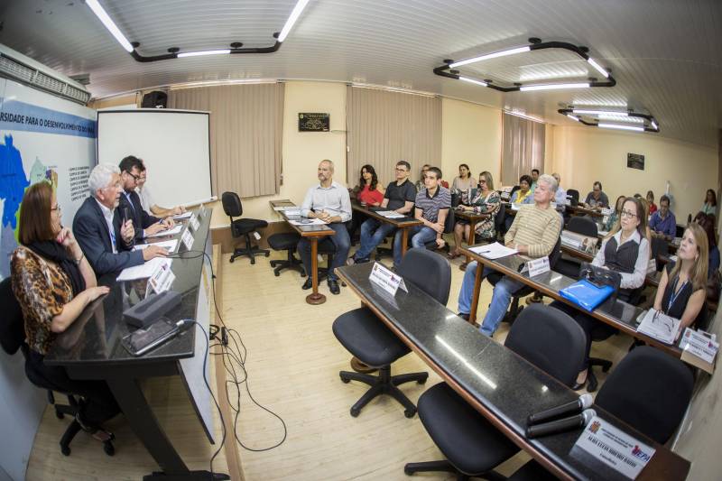 Dedicação exclusiva aos estudos e prática recorrente de exercícios renderam ao estudante Rafael Barata a  medalha "Fernando Guilhon", horaria concedida ao candidato com a maior pontuação no processo seletivo da Uepa. A medalha foi entregue pelo reitor da instituição, Rubens Cardoso, durante a reunião ordinária do Conselho Universitário (Consun), na manhã desta quarta-feira (21). 

FOTO: NAILANA THIELY / ASCOM UEPA 
DATA: 21.02.18
BELÉM - PARÁ <div class='credito_fotos'>Foto: Nailana Thiely / Ascom Uepa   |   <a href='/midias/2018/originais/2dcbbcab-d0b0-4084-8927-5463a78e1cd7.jpg' download><i class='fa-solid fa-download'></i> Download</a></div>