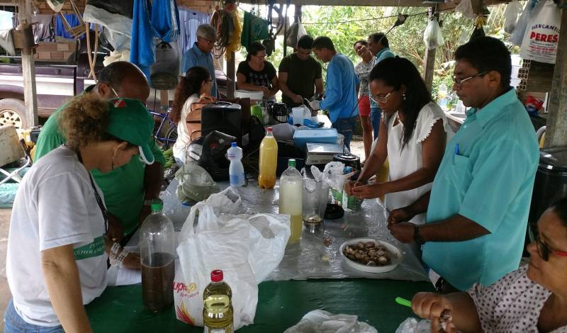 A Empresa de Assistência Técnica e Extensão Rural do Estado do Pará (Emater-Pará), por meio do escritório local de Itaituba, no oeste paraense, promoveu o curso de defensivos naturais com aplicação em horticultura, em parceira com o Serviço Nacional de Aprendizagem Rural (Senar-Pa), no período entre 19 e 23 de fevereiro. Produtores do entorno do município, principais fontes de abastecimento da cidade, participaram do curso que contou com a presença da engenheira agrônoma Ana Claudia Siviero, do escritório local de Santarém. A profissional foi indicada para ministrar o curso, por desenvolver um trabalho de repercussão na produção de orgânicos em Santarém. A demanda pela capacitação surgiu das necessidades apresentadas pelos produtores no combate às pragas existentes nas hortaliças, num primeiro momento. No entanto, o curso também procurou atendeu a necessidade de abrir espaço de debate sobre uso de agrotóxicos na produção.

FOTO: ASCOM / EMATER
DATA: 26.02.2018
ITAITUBA - PARÁ <div class='credito_fotos'>Foto: ASCOM EMATER   |   <a href='/midias/2018/originais/2dd36915-e534-4b51-b0ff-addce4d48ad9.jpg' download><i class='fa-solid fa-download'></i> Download</a></div>