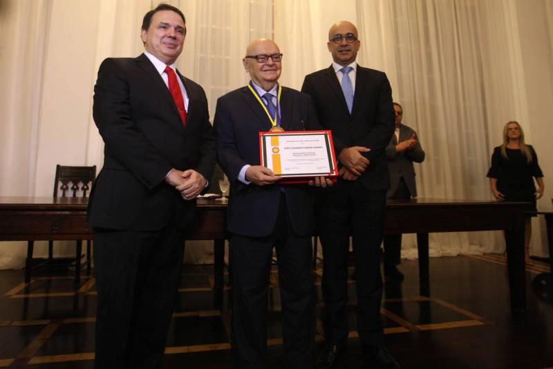 O governador Simão Jatene foi homenageado pela Associação do Corpo Consular no Estado do Pará (ACCP) com a Comenda do Mérito Consular João Clemente Baena Soares. A maior honraria da entidade foi entregue na noite desta quinta-feira (22), no salão nobre do prédio sede da Associação Comercial do Pará (ACP), em Belém. Na foto, o embaixador Baena Soares recebe comenda.

FOTO: IGOR BRANDÃO / AG. PARÁ
DATA: 22.02.2018
BELÉM - PARÁ <div class='credito_fotos'>Foto: IGOR BRANDÃO / AG. PARÁ   |   <a href='/midias/2018/originais/2dedc326-6a23-4031-98cf-468293eaac9d.jpg' download><i class='fa-solid fa-download'></i> Download</a></div>