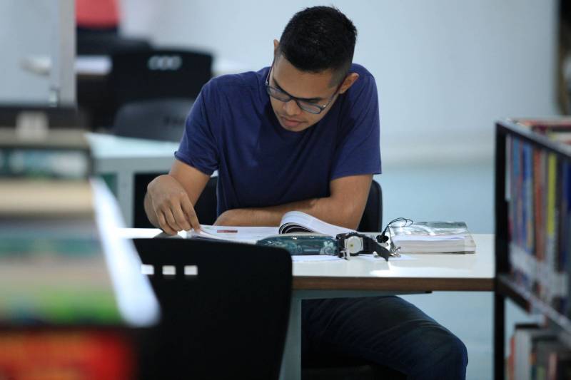 Universitário de engenharia civil pela Universidade Federal do Pará (UFPA), Gabriel Garcia, 21 anos (foto), costuma passar uma média de seis horas por dia na Biblioteca Pública Arthur Vianna, localizada no prédio do Centur. Entre livros didáticos de física, ele relembra fundamentos e, à tarde, chega revigorado às aulas do primeiro semestre de seu curso superior.

FOTO: MÁCIO FERREIRA / AG. PARÁ
DATA: 02.03.2018
BELÉM - PARÁ <div class='credito_fotos'>Foto: MÁCIO FERREIRA/ AG. PARÁ   |   <a href='/midias/2018/originais/2e060c71-a87d-4b38-bad9-6076a4841c49.jpg' download><i class='fa-solid fa-download'></i> Download</a></div>