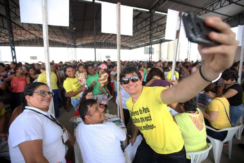 O governo do Pará, por meio da Companhia de Habitação do Pará (Cohab) entregou, neste sábado (24), as chaves dos 4 mil apartamentos do Residencial Viver Melhor Marituba. O local passa a ser, agora, a moradia de mais de 15 mil pessoas que aguardavam pelo empreendimento. Desde o início da manhã, servidores da Cohab estavam a postos, na quadra de esportes do Residencial, organizando a entrega das chaves dos apartamentos. A Companhia de Saneamento do Pará (Cosanpa) também atendia os novos moradores, que já podiam realizar o cadastro de suas unidades de consumo para ligação do fornecimento de água.

FOTO: THIAGO GOMES / AG PARÁ
DATA: 24.02.2018
MARITUBA - PARÁ <div class='credito_fotos'>Foto: Thiago Gomes /Ag. Pará   |   <a href='/midias/2018/originais/2e70a556-48e7-422f-8864-48b224fcaa4e.jpg' download><i class='fa-solid fa-download'></i> Download</a></div>