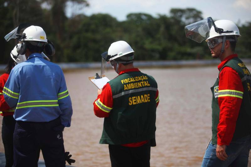 Iniciou neste sábado, 24, o prazo que o Governo do Estado deu para que a empresa de alumínio Hydro Alunorte adote procedimentos e mecanismos seguros ambientalmente, a fim de que as bacias de resíduos da empresa baixem os níveis em pelo menos um metro – o que é definido tecnicamente como padrão de segurança com comprovação permanente da redução e manutenção dos níveis. Uma equipe de fiscalização da Secretaria de Estado de Meio Ambiente e Sustentabilidade (Semas) está no município para fazer o monitoramento dos níveis das bacias do sistema de tratamento dos rejeitos da Bauxita. "Vamos montar equipes para, de duas em duas horas, avaliar o nível das bacias. Em caso de chuva o monitoramento será feito de uma em uma hora", explicou Rejiane Santos, geóloga da Diretoria de Licenciamento Ambiental da Semas.

FOTO: IGOR BRANDÃO / AG PARÁ
DATA: 24.02.2018
BELÉM - PARÁ <div class='credito_fotos'>Foto: IGOR BRANDÃO / AG. PARÁ   |   <a href='/midias/2018/originais/2e7710b6-1435-414f-9e8c-2f63aa5e5b9f.jpg' download><i class='fa-solid fa-download'></i> Download</a></div>