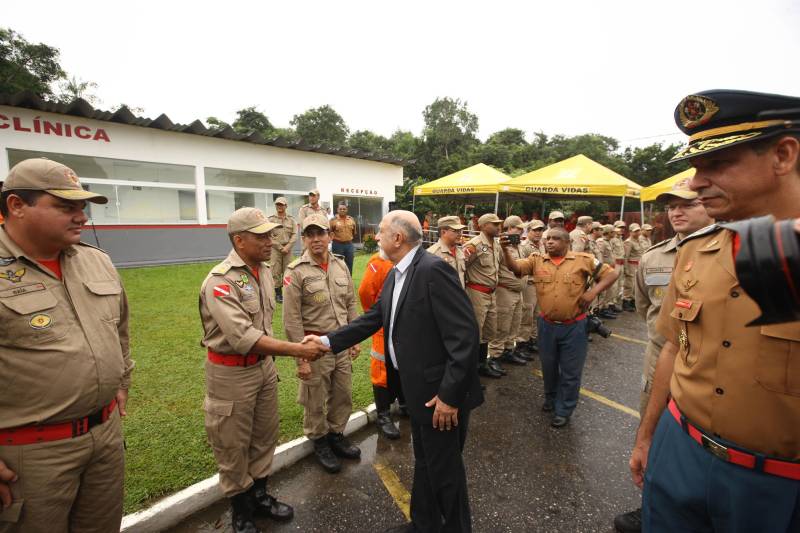 Na mesma cerimônia que entregou as viaturas para serviços de vistoria, o governador Simão Jatene fez uma visita técnica às instalações da nova Policlínica ao Corpo de Bombeiros Militar do Estado. Um prédio no Quartel do Comando Geral da corporação foi reformado e adaptado para receber a Policlínica, que oferta assistência médico-odontológico, psicológico e de primeiros socorros aos bombeiros militares e seus dependentes.

FOTO: IGOR BRANDÃO / AG. PARÁ
DATA: 15.03.2018
BELÉM - PARÁ <div class='credito_fotos'>Foto: IGOR BRANDÃO / AG. PARÁ   |   <a href='/midias/2018/originais/2e80ed2a-8679-466e-a55f-1c075fc97617.jpg' download><i class='fa-solid fa-download'></i> Download</a></div>