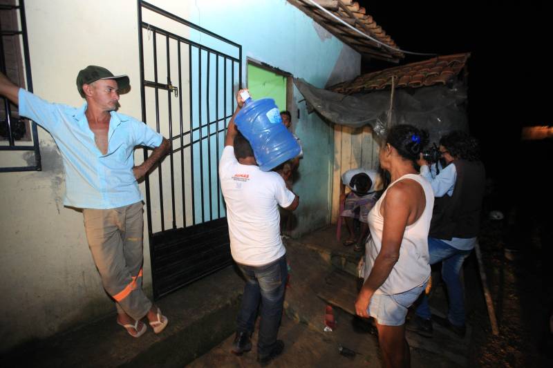 Moradores das comunidades de Bom Futuro, Vila Nova e Bujaruba, em Barcarena, já receberam os primeiros garrafões de água potável. A entrega foi feita pela Defesa Civil do Estado, em parceria com a prefeitura da cidade no fim da tarde desta sexta-feira, 23. A distribuição de água potável aos moradores é uma das medidas emergenciais determinadas pelo Grupo de Trabalho do Governo do Estado à mineradora Hydro Alunorte. Composto por vários órgãos do Estado para atuação conjunta e integrada, o grupo tem como foco principal a saúde das pessoas das comunidades próximas do local e do meio ambiente, realizando ações imediatas e monitoramento permanente, além de solicitar a tomada de medidas preventivas, por conta do alto volume de chuvas nesse período.

FOTO: MÁCIO FERREIRA/AG. PARÁ
DATA: 23.02.2018
BARCARENA - PARÁ <div class='credito_fotos'>Foto: MÁCIO FERREIRA/ AG. PARÁ   |   <a href='/midias/2018/originais/2ead19a1-a1a2-4a80-bdbb-61b81928b7d5.jpg' download><i class='fa-solid fa-download'></i> Download</a></div>