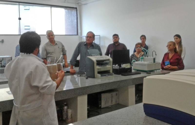 O Parque de Ciência e Tecnologia (PCT) Guamá, construído pelo governo do Estado no Campus da Universidade Federal do Pará, em Belém, disponibiliza a empresas 11 laboratórios que oferecem soluções tecnológicas para ajudar a desenvolver produtos inovadores, entre os quais o Centro de Valorização de Compostos Bioativos da Amazônia, o Laboratório de Óleos Vegetais, o Centro de Estudos Avançados em Biodiversidade e o Laboratório de Qualidade do Leite. Foi esta estrutura, com destaque para genética, química e biodiversidade, que dezenas dos principais empresários paraenses de beneficiamento de açaí conheceram (foto) na manhã desta segunda-feira (2), numa iniciativa coordenada pelo secretário de Desenvolvimento Econômico, Mineração e Energia, Adnan Demachki.

FOTO: ASCOM / SEDEME
DATA: 02.04.2018
BELÉM - PARÁ <div class='credito_fotos'>Foto: Ascom Sedeme   |   <a href='/midias/2018/originais/2f456711-0287-4245-9e9c-56aeac692b7d.jpg' download><i class='fa-solid fa-download'></i> Download</a></div>