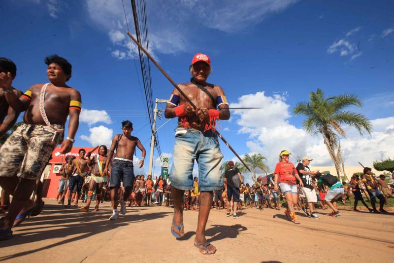 Uma caminhada pelas principais ruas de São Félix do Xingu foi o ponto alto da programação da Semana dos Povos Indígenas nesta quarta-feira (18). Os índios se concentraram em frente à Secretaria Municipal de Cultura, entoando cantos de guerra e dançando na luta por direitos. Uma das principais reivindicações é a retomada de territórios e a gestão ambiental dessas áreas. Durante a passeata, caciques se revezavam proferindo palavras de ordem, enquanto todos seguiam em cadência rumo à Praça do Triângulo, onde ocorre grande parte das atividades. A passeata foi também um protesto contra a exoneração de Franklimberg Ribeiro de Freitas da presidência da Fundação Nacional do Índio (Funai). Ele teria sido demitido pelo presidente Michel Temer a pedido de deputados da bancada ruralista, em Brasília.

FOTO: RODOLFO OLIVEIRA / AG. PARÁ
DATA: 18.04.2018
SÃO FÉLIX DO XINGU - PARÁ <div class='credito_fotos'>Foto: Rodolfo Oliveira/Ag. Pará   |   <a href='/midias/2018/originais/2f769d77-6725-4130-a98a-2dbbcd953091.jpg' download><i class='fa-solid fa-download'></i> Download</a></div>