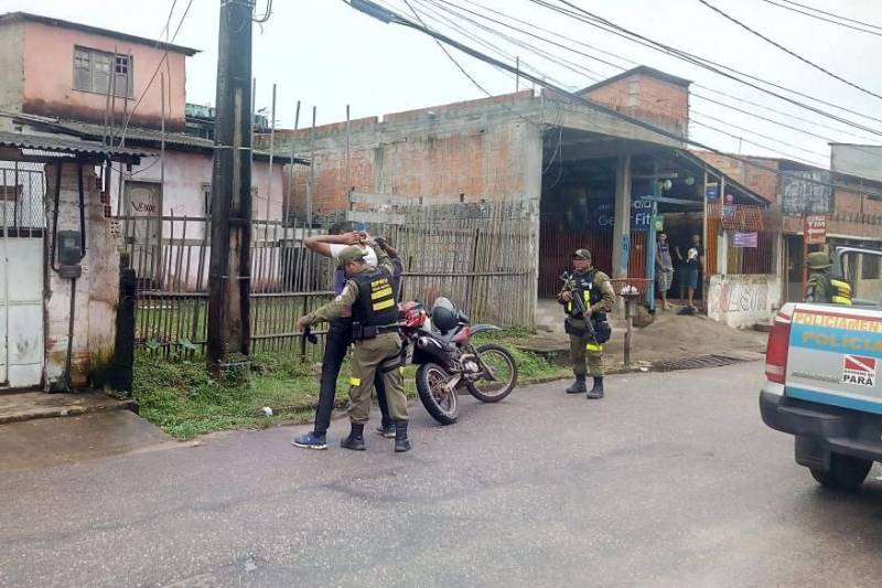 Mais de 600 policiais militares intensificaram a segurança em todo o bairro do Tapanã, durante a operação "Ocupação" que iniciou na manhã desta quinta-feira, 15, e segue até a próxima segunda-feira, 19. O planejamento estratégico desta ação conta com diversas operações: Ônibus Seguro, Hypnus, Bloqueio, Saturação, Tróia e Feira Segura.

FOTO: ASCOM PMPA
DATA: 15.03.2018
BELÉM - PARÁ <div class='credito_fotos'>Foto: Ascom PMPA   |   <a href='/midias/2018/originais/3020bfad-6332-4c77-96a1-8b28098f72ef.jpg' download><i class='fa-solid fa-download'></i> Download</a></div>