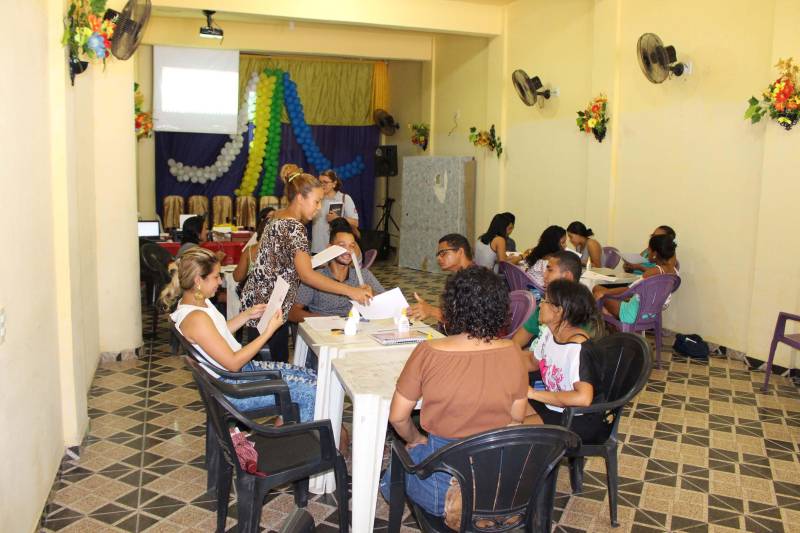 A pizza de talos e o bolo de banana fizeram parte do cardápio do último dia do curso de alimentação alternativa e reaproveitamento de alimentos (foto), nessa sexta-feira (27), no Bairro Curió-Utinga, em Belém. O curso faz parte do Projeto Cozinha Sustentável e foi realizado no Centro Comunitário da Passagem Cruzeiro Unidos com o Pantanal, por meio de parceria entre o Núcleo de Articulação e Cidadania (NAC) e a Empresa de Assistência Técnica e Extensão Rural do Estado do Pará (Emater). O objetivo da capacitação é oportunizar a inclusão socioprodutiva para pessoas em situação de vulnerabilidade social, com a produção de alimentos, contribuindo para a gestão autônoma de geração de renda em ações que priorizam o empreendedorismo individual para o desenvolvimento da economia local. Na foto, curso de culinária doce com cartonagem, realizado na Igreja Assembleia de Deus, no Bairro Pedreira, em Belém.

FOTO: RUAN MORAES / ASCOM NAC
DATA: 27.04.2018
BELÉM - PARÁ <div class='credito_fotos'>Foto: Ascom NAC   |   <a href='/midias/2018/originais/311d7e61-c7cb-411a-a897-64c1ef619334.jpg' download><i class='fa-solid fa-download'></i> Download</a></div>