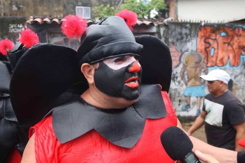 O professor Júlio Leal Gomes é natural de Vigia de Nazaré, no nordeste paraense, terra conhecida pela hospitalidade, principalmente em época festiva. Mantendo a tradição, no Carnaval Júlio e seus irmãos abrem a casa da família para amigos e outros parentes. Neste ano, o imóvel de quatro cômodos abrigou mais de 50 pessoas. Vigia tem um dos maiores e mais tradicionais carnavais do Pará. Nesta época do ano, a população do município, de 51.173 habitantes (Censo/IBGE), triplica com a chegada de brincantes oriundos de todo o Brasil, e os vigienses – igual coração de mãe - acolhem essa multidão. A estimativa é a cidade receber mais de 300 mil pessoas neste Carnaval. o servidor público Reinaldo Lemos, 54 anos.

FOTO: IGOR BRANDÃO / AG PARÁ
DATA: 13.02.2018
BELÉM - PARÁ <div class='credito_fotos'>Foto: IGOR BRANDÃO / AG. PARÁ   |   <a href='/midias/2018/originais/315f8440-6242-4a32-a6e4-9c287058ed68.jpg' download><i class='fa-solid fa-download'></i> Download</a></div>