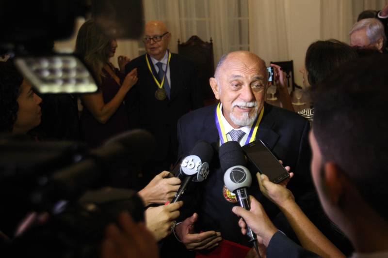 O governador Simão Jatene (foto) foi homenageado pela Associação do Corpo Consular no Estado do Pará (ACCP) com a Comenda do Mérito Consular João Clemente Baena Soares. A maior honraria da entidade foi entregue na noite desta quinta-feira (22), no salão nobre do prédio sede da Associação Comercial do Pará (ACP), em Belém.

FOTO: IGOR BRANDÃO / AG. PARÁ
DATA: 22.02.2018
BELÉM - PARÁ <div class='credito_fotos'>Foto: IGOR BRANDÃO / AG. PARÁ   |   <a href='/midias/2018/originais/318b0c2f-06a3-43bb-9a08-c522500b18ae.jpg' download><i class='fa-solid fa-download'></i> Download</a></div>