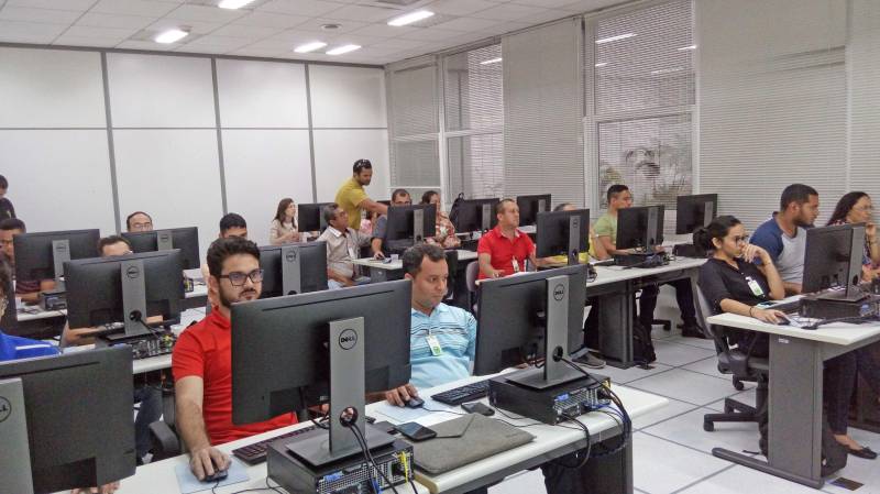 Termina nesta sexta-feira, 6, a primeira turma do curso de capacitação (foto) de Georreferenciamento Remoto e Elaboração de Mapas Temáticos (básico) de software SIG Quantum (QGIS), ofertado aos municípios pela Secretaria de Estado de Desenvolvimento Urbano e Obras Públicas (Sedop), em ação conjunta com o Centro Gestor e Operacional do Sistema de Proteção da Amazônia (Censipam). O curso de 40 horas apresentou aos participantes a nova ferramenta que possibilita o acesso ao banco de dados da esfera governamental. Esses dados podem ser usados como referências na elaboração do Planos Diretor Municipal.

FOTO: ASCOM / SEDOP
DATA: 06.04.2018
BELÉM - PARÁ <div class='credito_fotos'>Foto: Ascom Sedop   |   <a href='/midias/2018/originais/31c7227e-8636-460d-aafd-f124fdf1ca11.jpg' download><i class='fa-solid fa-download'></i> Download</a></div>