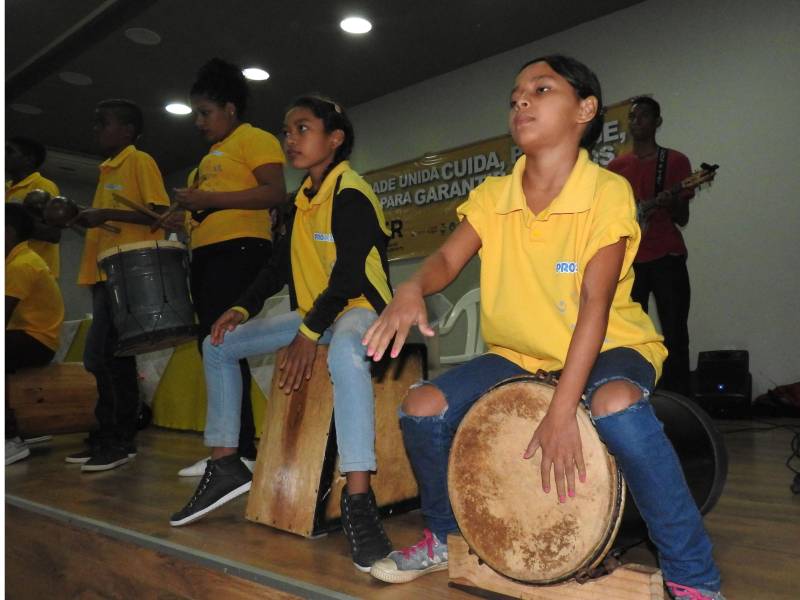 O município de Castanhal, na Região Metropolitana de Belém (RMB), recebeu nesta terça-feira (20) o Movimento pela Valorização do Estatuto da Criança e do Adolescente (Mover), que promove uma capacitação destinada a elaborar com órgãos do Executivo, Legislativo e Judiciário, além de representantes da sociedade civil, conselheiros tutelares e demais membros da rede de garantia de direitos da criança e adolescentes, ações e estratégias para o fortalecimento dos direitos de menores de 18 anos. O encontro será realizado até a próxima quinta-feira (22), das 09 às 17 h, no auditório da URE 8 (Unidade Regional de Educação).

FOTO: CARLOS SODRÉ / AG. PARÁ
DATA: 19.02.2018
CASTANHAL - PARÁ <div class='credito_fotos'>Foto: CARLOS SODRÉ / AG. PARÁ    |   <a href='/midias/2018/originais/324c6e75-c618-435a-9d33-5fe1db5dbc79.jpg' download><i class='fa-solid fa-download'></i> Download</a></div>