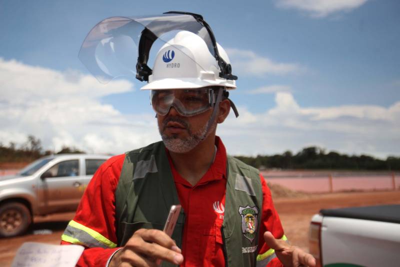 Iniciou neste sábado, 24, o prazo que o Governo do Estado deu para que a empresa de alumínio Hydro Alunorte adote procedimentos e mecanismos seguros ambientalmente, a fim de que as bacias de resíduos da empresa baixem os níveis em pelo menos um metro – o que é definido tecnicamente como padrão de segurança com comprovação permanente da redução e manutenção dos níveis. Uma equipe de fiscalização da Secretaria de Estado de Meio Ambiente e Sustentabilidade (Semas) está no município para fazer o monitoramento dos níveis das bacias do sistema de tratamento dos rejeitos da Bauxita. "Vamos montar equipes para, de duas em duas horas, avaliar o nível das bacias. Em caso de chuva o monitoramento será feito de uma em uma hora", explicou Rejiane Santos, geóloga da Diretoria de Licenciamento Ambiental da Semas. Na foto, Elvis Barreto, agente de fiscalização da Semas.

FOTO: IGOR BRANDÃO / AG PARÁ
DATA: 24.02.2018
BELÉM - PARÁ
 <div class='credito_fotos'>Foto: IGOR BRANDÃO / AG. PARÁ   |   <a href='/midias/2018/originais/32cac8b9-7017-4210-a2d0-1860bd0b47b0.jpg' download><i class='fa-solid fa-download'></i> Download</a></div>