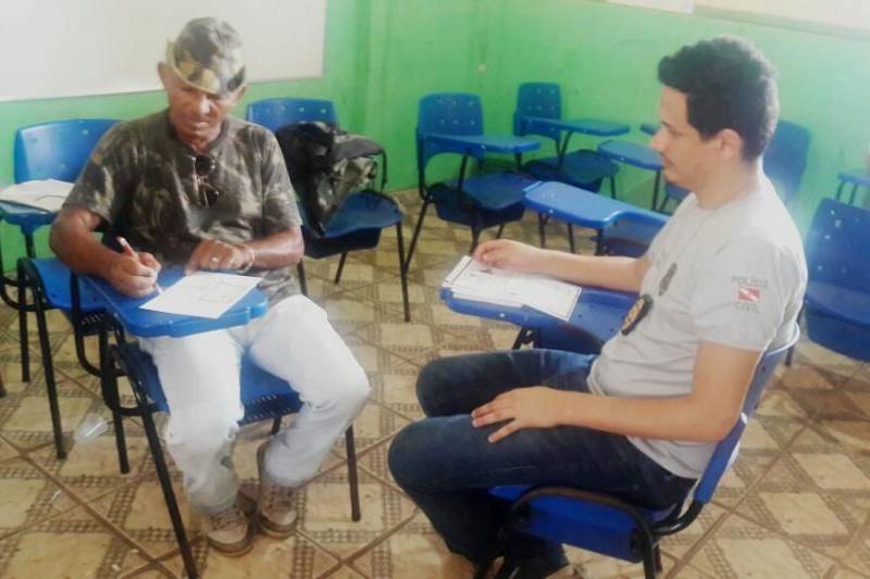 A Polícia Civil iniciou nesta quinta-feira (15) o Projeto Delegacia Itinerante Marajó, em Salvaterra, município do Arquipélago do Marajó. Realizado em parceria com a Secretaria Municipal de Promoção e Assistência Social de Salvaterra, o projeto tem por objetivo percorrer as principais comunidades rurais e quilombolas do município para expandir os serviços prestados pela Delegacia Especializada em Atendimento à Mulher (Deam), sediada em Soure, e que atende aos municípios do lado oriental do Marajó. 

FOTO: ASCOM POLÍCIA CIVIL
DATA: 15.03.2018
SALVATERRA - PARÁ <div class='credito_fotos'>Foto: Ascom Polícia Civil   |   <a href='/midias/2018/originais/338222b2-5bae-42f4-952e-a5dd18941134.jpg' download><i class='fa-solid fa-download'></i> Download</a></div>