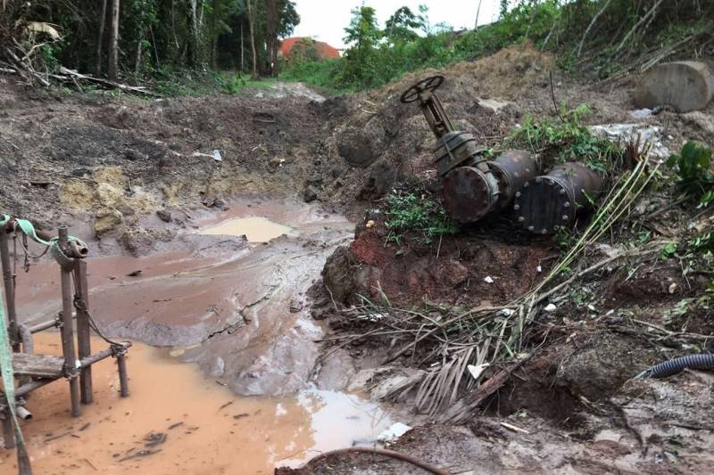 Iniciou neste sábado, 24, o prazo que o Governo do Estado deu para que a mineradora Hydro Alunorte adote procedimentos e mecanismos seguros ambientalmente, a fim de que as bacias de resíduos da empresa baixem os níveis em pelo menos um metro – o que é definido tecnicamente como padrão de segurança com comprovação permanente da redução e manutenção dos níveis. Uma equipe de fiscalização da Secretaria de Estado de Meio Ambiente e Sustentabilidade (Semas) está no município para fazer o monitoramento dos níveis das bacias do sistema de tratamento dos rejeitos da Bauxita. "Vamos montar equipes para, de duas em duas horas, avaliar o nível das bacias. Em caso de chuva o monitoramento será feito de uma em uma hora", explicou Rejiane Santos, geóloga da Diretoria de Licenciamento Ambiental da Semas.

FOTO: LIDIANE SOUZA / SECOM
DATA: 24.02.2018
BARCARENA - PARÁ
 <div class='credito_fotos'>Foto: LIDIANE SOUZA / SECOM   |   <a href='/midias/2018/originais/33c0ac36-88c6-4447-a6ea-a796401013e6.jpg' download><i class='fa-solid fa-download'></i> Download</a></div>