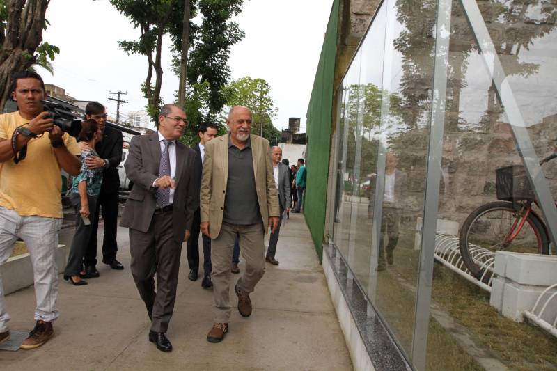 Restaurante self service, rampa de acesso, nova fachada, câmeras de vigilância e elevadores elétricos. O prédio-sede da Secretaria Estadual de Meio Ambiente e Sustentabilidade (Semas), em Belém, continua no mesmo lugar, mas parece novo. Após um processo de reforma, o prédio foi entregue aos servidores nesta sexta-feira, 16, pelo governador Simão Jatene.

FOTO: CRISTINO MARTINS / AG. PARÁ
DATA: 16.03.2018
BELÉM - PARÁ <div class='credito_fotos'>Foto: Cristino Martins/Ag. Pará   |   <a href='/midias/2018/originais/340c4e64-fe15-49a7-bb6a-1767ee40895f.jpg' download><i class='fa-solid fa-download'></i> Download</a></div>