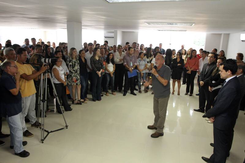 Restaurante self service, rampa de acesso, nova fachada, câmeras de vigilância e elevadores elétricos. O prédio-sede da Secretaria Estadual de Meio Ambiente e Sustentabilidade (Semas), em Belém, continua no mesmo lugar, mas parece novo. Após um processo de reforma, o prédio foi entregue aos servidores nesta sexta-feira, 16, pelo governador Simão Jatene (foto).

FOTO: CRISTINO MARTINS / AG. PARÁ
DATA: 16.03.2018
BELÉM - PARÁ <div class='credito_fotos'>Foto: Cristino Martins/Ag. Pará   |   <a href='/midias/2018/originais/34ad88cc-a331-46ab-b59d-7804dc207084.jpg' download><i class='fa-solid fa-download'></i> Download</a></div>