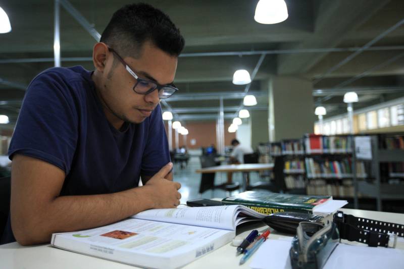 Universitário de engenharia civil pela Universidade Federal do Pará (UFPA), Gabriel Garcia, 21 anos (foto), costuma passar uma média de seis horas por dia na Biblioteca Pública Arthur Vianna, localizada no prédio do Centur. Entre livros didáticos de física, ele relembra fundamentos e, à tarde, chega revigorado às aulas do primeiro semestre de seu curso superior.

FOTO: MÁCIO FERREIRA / AG. PARÁ
DATA: 02.03.2018
BELÉM - PARÁ <div class='credito_fotos'>Foto: MÁCIO FERREIRA/ AG. PARÁ   |   <a href='/midias/2018/originais/35dc9a76-9131-472d-8b97-b717d9bd756e.jpg' download><i class='fa-solid fa-download'></i> Download</a></div>