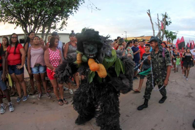 Tradição, história e simbolismo. Assim é a festa do Carnapauxis, realizado todos os anos no município de Óbidos, na região Oeste. O carnaval obidense é patrimônio cultural do estado do Pará e foi construído com identidade própria por meio de figuras e personagens históricos. A programação oficial iniciou na última quarta-feira (7), e prossegue até a quarta-feira de cinzas (14). Assim como a colonização de Óbidos, o Carnapauxis tem traços da origem portuguesa, principalmente por conta das alegorias e das máscaras. Esse adereço é símbolo do carnaval, através do Mascarado Fobó, onde as pessoas se vestem com um macacão colorido bem folgado, que chamam de "dominó", máscaras de papelão, feitas por alguns artesãos da cidade e capacete feito de cartolina e tiras de papel colorido, bexiga de boi, apito e pó.

FOTO: SAMUEL ALVARENGA / SECOM
DATA: 11.02.2018
ÓBIDOS - PARÁ <div class='credito_fotos'>Foto: ASCOM / PREFEITURA DE ÓBIDOS   |   <a href='/midias/2018/originais/3685fd7d-b561-440d-8fad-b854cbbe931a.jpg' download><i class='fa-solid fa-download'></i> Download</a></div>