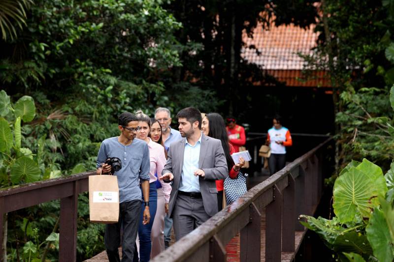 Jornalistas, influenciadores digitais e membros da sociedade civil organizada participaram, nesta quinta-feira (15), da visita guiada ao Parque Estadual do Utinga (Peut) que será inaugurado na sexta-feira (16), às 16h30. Os convidados foram recebidos pelo secretário estadual de Cultura, o arquiteto Paulo Chaves; pelo presidente do Ideflor-bio, Thiago Novaes; pelo gerente do Peut, Julio Meyer; pelo secretário de comunicação, Daniel Nardin e pelo representante da diretoria da Unidade de Conservação do Parque, Wendel Andrade. O evento começou às 9h com a apresentação das melhorias feitas no espaço durante as obras, dos serviços que funcionarão no local e de algumas normas de utilização desse novo equipamento. 

FOTO: SIDNEY OLIVEIRA / AG. PARÁ
DATA: 15.03.2018
BELÉM - PARÁ <div class='credito_fotos'>Foto: Sidney Oliveira/Ag. Pará   |   <a href='/midias/2018/originais/36d0bed1-c784-4be5-ba69-6671ae7f1803.jpg' download><i class='fa-solid fa-download'></i> Download</a></div>