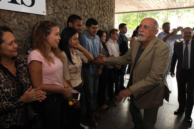 Restaurante self service, rampa de acesso, nova fachada, câmeras de vigilância e elevadores elétricos. O prédio-sede da Secretaria Estadual de Meio Ambiente e Sustentabilidade (Semas), em Belém, continua no mesmo lugar, mas parece novo. Após um processo de reforma, o prédio foi entregue aos servidores nesta sexta-feira, 16, pelo governador Simão Jatene (foto).

FOTO: CRISTINO MARTINS / AG. PARÁ
DATA: 16.03.2018
BELÉM - PARÁ <div class='credito_fotos'>Foto: Cristino Martins/Ag. Pará   |   <a href='/midias/2018/originais/378c15df-e5f1-4073-904d-391ac9138abf.jpg' download><i class='fa-solid fa-download'></i> Download</a></div>