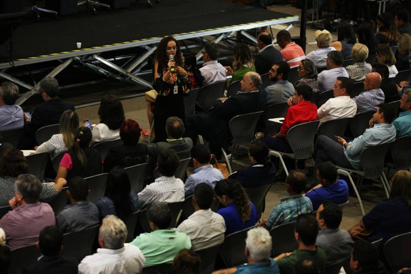 Foi aberta na manhã desta quarta-feira (7) a 3ª Reunião do Fórum Permanente de Prefeitas e Prefeitos dos Municípios Sustentáveis, que terá como tema central a governança compartilhada. O evento reúne gestores e técnicos dos 141 municípios que manifestaram interesse em adotar as diretrizes do programa e trará palestras e painéis com especialistas da área, além dos resultados alcançados com o auxílio do Programa Municípios Sustentáveis (PMS), gerido pela Secretaria Extraordinária de Municípios Sustentáveis (Semsu), principalmente no âmbito da gestão fiscal das prefeituras. A programação se estende até a quinta-feira (8), no Hangar Convenções e Feiras da Amazônia. Na foto, secretária de Municípios Sustentáveis, Izabela Jatene.

FOTO: SIDNEY OLIVEIRA / AG. PARÁ
DATA: 07.02.2018
BELÉM - PARÁ <div class='credito_fotos'>Foto: Sidney Oliveira/Ag. Pará   |   <a href='/midias/2018/originais/37cf1901-957f-4b72-8f5f-0c45f9f2d28d.jpg' download><i class='fa-solid fa-download'></i> Download</a></div>