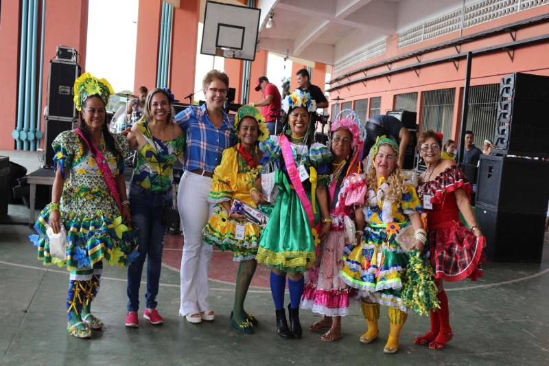 Cerca de 400 idosos, trajando as vestes típicas da época junina, participaram do 19º “Arraiá” (foto), que integra o Projeto Vida Ativa na Terceira Idade, nesta terça-feira (26), no Estádio Olímpico do Pará, o Mangueirão, em Belém. O momento mais esperado da festa foi o concurso de Miss Caipira 2018. Conceição Albuquerque, com o traje “Miss Copa do Mundo”, foi a vencedora desta edição. A festa junina contou com apresentação de quadrilhas de entidades de assistência à pessoa idosa e muitas brincadeiras da quadra junina, além da cantora Suanny Batidão. Com a roupa nas cores verde e amarela, Conceição Albuquerque, candidata do núcleo do projeto que funciona na Tuna Luso Brasileira, apostou na junção do tema junino com a mais importante competição de futebol – a Copa do Mundo, na Rússia. A ganhadora participou ao lado de cinco candidatas e conquistou os jurados, que avaliaram coreografia, simpatia e traje. Emocionada, a vencedora recebeu a faixa das mãos de Marlene da Silva, a miss de 2017.

FOTO: ADRIANA PINTO / ASCOM SEEL
DATA: 26.06.2018
BELÉM - PARÁ <div class='credito_fotos'>Foto: ADRIANA PINTO / ASCOM SEEL   |   <a href='/midias/2018/originais/37dfd111-bdbd-43bf-8898-ec0a2075dbe4.jpg' download><i class='fa-solid fa-download'></i> Download</a></div>