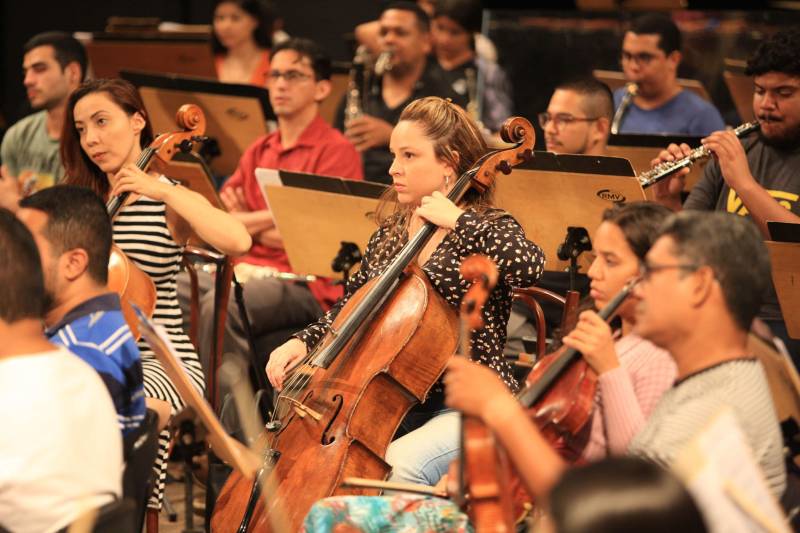 A melhor orquestra sinfônica do Brasil em 2017, eleita por revista especializada, fará uma apresentação especial ao ar livre, nesta sexta-feira, 16, para marcar a reabertura do Parque Estadual do Utinga, numa integração entre música e natureza, assim como propôs o compositor e maestro Heitor Villa-Lobos em “Floresta do Amazonas”. O regente da Orquestra Sinfônica do Teatro da Paz, Miguel Campos Neto, é um dos mais ansiosos pelo evento. 

FOTO: MÁCIO FERREIRA / AG. PARÁ
DATA: 16.03.2018
BELÉM - PARÁ <div class='credito_fotos'>Foto: MÁCIO FERREIRA/ AG. PARÁ   |   <a href='/midias/2018/originais/3959db95-7078-4403-aca0-e95f73a057cd.jpg' download><i class='fa-solid fa-download'></i> Download</a></div>