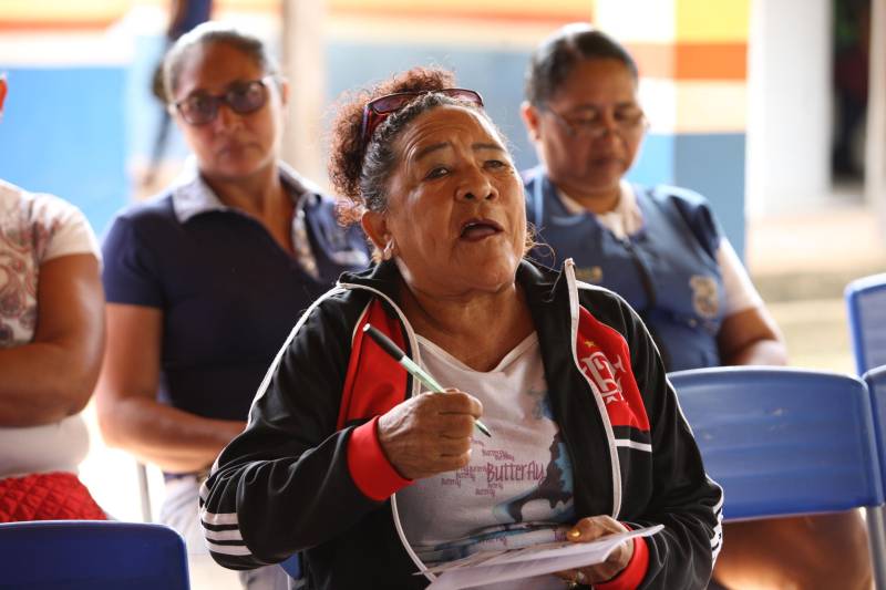 Na manhã desta quarta-feira (21), a ilha de Cotijuba recebeu a primeira edição do Projeto Família e Cidadania de 2018. O evento está sendo realizado na Escola Estadual de Ensino Fundamental e Médio Professora Marta da Conceição até a próxima sexta-feira (23). Durante a manhã mais de 40 pessoas estiveram presentes na abertura do evento, mas a expectativa é que esse número aumente, já que o projeto continua nos próximos dias, sempre com início às 8h. Na foto, Dona Doraci Nazaré, de 66 anos, moradora da ilha.

FOTO: SIDNEY OLIVEIRA / AG. PARÁ
DATA: 21.02.2018
COTIJUBA - PARÁ <div class='credito_fotos'>Foto: Sidney Oliveira/Ag. Pará   |   <a href='/midias/2018/originais/39b51c25-bab3-439a-a48f-76f574c01040.jpg' download><i class='fa-solid fa-download'></i> Download</a></div>