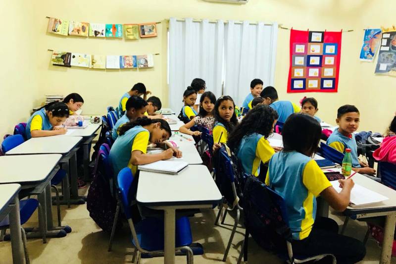 As salas de aula da Escola Municipal de Ensino Fundamental João Nunes de Souza, em Ananindeua, estavam todas decoradas com trabalhos criados pelos alunos em alusão ao Dia da Escola, que se comemora nesta quinta-feira, 15. Como presente especial, o projeto Livro Solidário entregou um acervo de 350 livros que serão usados em atividades de incentivo à leitura com os cerca de 290 estudantes da instituição.

FOTO: ASCOM IOEPA
DATA: 15.03.2018
ANANINDEUA - PARÁ <div class='credito_fotos'>Foto: RONALDO QUADROS / ASCOM IOEPA   |   <a href='/midias/2018/originais/3a9742ee-ca1d-4dbd-b74b-f50a667471bf.jpg' download><i class='fa-solid fa-download'></i> Download</a></div>