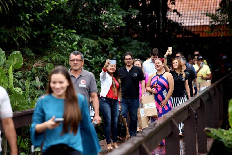 Jornalistas, influenciadores digitais e membros da sociedade civil organizada participaram, nesta quinta-feira (15), da visita guiada ao Parque Estadual do Utinga (Peut) que será inaugurado na sexta-feira (16), às 16h30. Os convidados foram recebidos pelo secretário estadual de Cultura, o arquiteto Paulo Chaves; pelo presidente do Ideflor-bio, Thiago Novaes; pelo gerente do Peut, Julio Meyer; pelo secretário de comunicação, Daniel Nardin e pelo representante da diretoria da Unidade de Conservação do Parque, Wendel Andrade. O evento começou às 9h com a apresentação das melhorias feitas no espaço durante as obras, dos serviços que funcionarão no local e de algumas normas de utilização desse novo equipamento. 

FOTO: SIDNEY OLIVEIRA / AG. PARÁ
DATA: 15.03.2018
BELÉM - PARÁ <div class='credito_fotos'>Foto: Sidney Oliveira/Ag. Pará   |   <a href='/midias/2018/originais/3aa557bc-d34f-4cf1-bff8-1f031d0d1a39.jpg' download><i class='fa-solid fa-download'></i> Download</a></div>