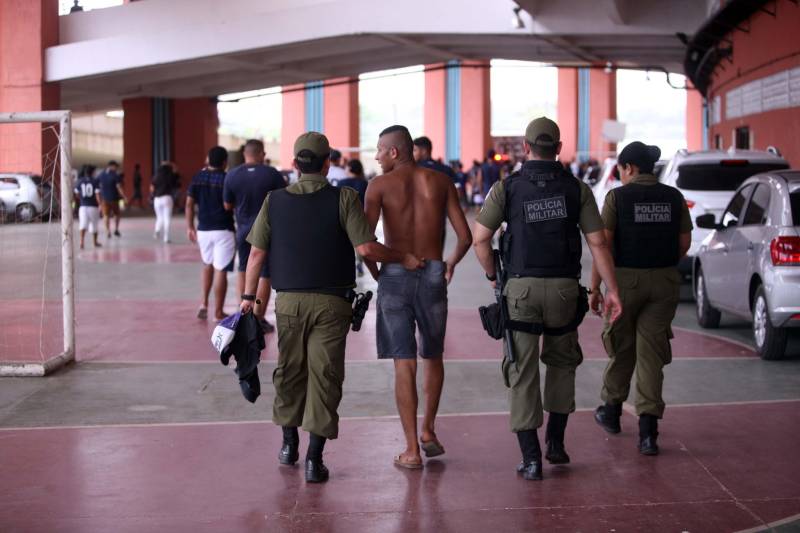 O Clube do Remo venceu o Paysandu por 2 a 1 na tarde deste domingo, partida realizada no Estádio Mangueirão, e largou na frente pelo título do Campeonato Paraense de 2018. Na foto, policiamento faz a segurança da partida.

FOTO: THIAGO GOMES / AG. PARÁ
DATA: 01.04.2018
BELÉM - PARÁ <div class='credito_fotos'>Foto: Thiago Gomes /Ag. Pará   |   <a href='/midias/2018/originais/3ad104f5-2ea8-4922-bf14-552e44aa1d84.jpg' download><i class='fa-solid fa-download'></i> Download</a></div>