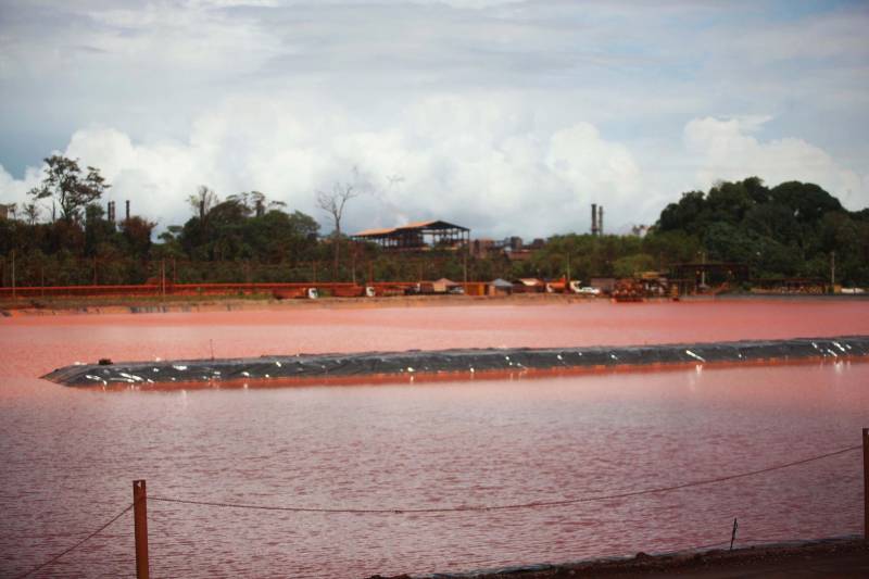 Iniciou neste sábado, 24, o prazo que o Governo do Estado deu para que a empresa de alumínio Hydro Alunorte adote procedimentos e mecanismos seguros ambientalmente, a fim de que as bacias de resíduos da empresa baixem os níveis em pelo menos um metro – o que é definido tecnicamente como padrão de segurança com comprovação permanente da redução e manutenção dos níveis. Uma equipe de fiscalização da Secretaria de Estado de Meio Ambiente e Sustentabilidade (Semas) está no município para fazer o monitoramento dos níveis das bacias do sistema de tratamento dos rejeitos da Bauxita. "Vamos montar equipes para, de duas em duas horas, avaliar o nível das bacias. Em caso de chuva o monitoramento será feito de uma em uma hora", explicou Rejiane Santos, geóloga da Diretoria de Licenciamento Ambiental da Semas.

FOTO: IGOR BRANDÃO / AG PARÁ
DATA: 24.02.2018
BELÉM - PARÁ <div class='credito_fotos'>Foto: IGOR BRANDÃO / AG. PARÁ   |   <a href='/midias/2018/originais/3b279312-c3da-4f00-956b-bcb1efd8a6e7.jpg' download><i class='fa-solid fa-download'></i> Download</a></div>