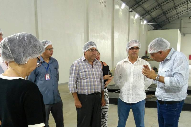 A indústria de processamento de derivados de cacau Ocra Cacau da Amazônia Ltda., instalada na estrada do Tapanã, em Belém, já iniciou a produção de nibs de cacau (grãos tostados e quebrados), etapa que será concluída até 15 de março. A fábrica, instalada numa área de 18 mil metros quadrados, com meta de produção plena até junho de 2019, foi visitada pelo secretário de Estado de Desenvolvimento Econômico, Adnan Demachki (c), junto com o presidente da Companhia de Desenvolvimento Econômico do Pará, Fábio Lúcio Costa, e de equipe técnica, na tarde de quarta-feira (21).

FOTO: ASCOM SEDAP
DATA: 21.02.2018
BELÉM - PARÁ <div class='credito_fotos'>Foto: Ascom Sedap   |   <a href='/midias/2018/originais/3b44293f-ec92-4fc7-8eec-059ec0c537a5.jpg' download><i class='fa-solid fa-download'></i> Download</a></div>