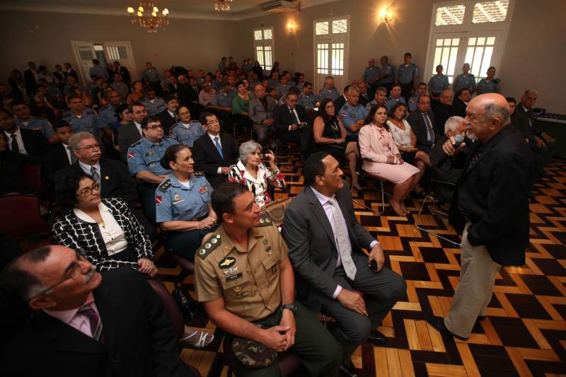 Setenta e duas personalidades civis e militares receberam, na manhã desta terça-feira, 20, no auditório do Palácio dos Despachos, em Belém, a Medalha do Mérito Governador Lauro Sodré, concedida por ocasião das comemorações pelos 101 anos de criação da Casa Militar da Governadoria do Estado, fundada em 12 de fevereiro de 1917. A honraria é destinada a personalidades que prestaram serviços relevantes ao Pará e suas instituições, especialmente à Governadoria do Estado. A solenidade foi aberta pelo governador Simão Jatene (foto), que fez questão de parabenizar a todos os servidores da Casa Militar da Governadoria e aos agraciados com a Medalha Lauro Sodré.

FOTO: ANTONIO SILVA / AG. PARÁ
DATA: 20.02.2018
BELÉM - PARÁ <div class='credito_fotos'>Foto: Antônio Silva/Ag. Pará   |   <a href='/midias/2018/originais/3b84601c-f875-46c1-adda-3546ac81cf81.jpg' download><i class='fa-solid fa-download'></i> Download</a></div>