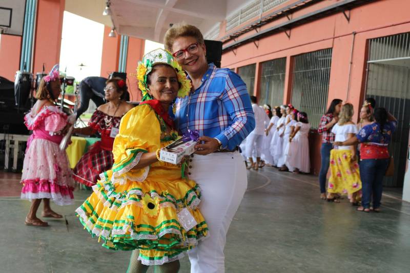 Cerca de 400 idosos, trajando as vestes típicas da época junina, participaram do 19º “Arraiá”, que integra o Projeto Vida Ativa na Terceira Idade, nesta terça-feira (26), no Estádio Olímpico do Pará, o Mangueirão, em Belém. O momento mais esperado da festa foi o concurso de Miss Caipira 2018. Conceição Albuquerque (amarelo), com o traje “Miss Copa do Mundo”, foi a vencedora desta edição. A festa junina contou com apresentação de quadrilhas de entidades de assistência à pessoa idosa e muitas brincadeiras da quadra junina, além da cantora Suanny Batidão. Com a roupa nas cores verde e amarela, Conceição Albuquerque, candidata do núcleo do projeto que funciona na Tuna Luso Brasileira, apostou na junção do tema junino com a mais importante competição de futebol – a Copa do Mundo, na Rússia. A ganhadora participou ao lado de cinco candidatas e conquistou os jurados, que avaliaram coreografia, simpatia e traje. Emocionada, a vencedora recebeu a faixa das mãos de Marlene da Silva, a miss de 2017.

FOTO: ADRIANA PINTO / ASCOM SEEL
DATA: 26.06.2018
BELÉM - PARÁ <div class='credito_fotos'>Foto: ADRIANA PINTO / ASCOM SEEL   |   <a href='/midias/2018/originais/3bd87cc5-93e3-483e-b941-789f3f6a77ef.jpg' download><i class='fa-solid fa-download'></i> Download</a></div>