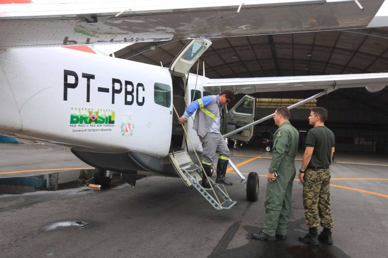 A aeronave do Grupamento Aéreo de Segurança Pública (Graesp) trouxe, nesta sexta-feira (16), para Belém, piloto e passageiros do helicóptero  que precisou fazer um pouso forçado, na Ilha do Marajó. O fato ocorreu em uma área de mata entre os municípios de Curralinho e Breves, no dia 15. O resgate dos funcionários da empresa prestadora de energia elétrica no Pará e do piloto foi realizado ainda no final da tarde de ontem, quando o grupamento foi acionado pelo Salvaéreo.

FOTO: RODOLFO OLIVEIRA / AG. PARÁ
DATA: 16.03.2018
BELÉM - PARÁ <div class='credito_fotos'>Foto: Rodolfo Oliveira/Ag. Pará   |   <a href='/midias/2018/originais/3d48cce8-cb30-4d55-ad14-9933ee64fee1.jpg' download><i class='fa-solid fa-download'></i> Download</a></div>