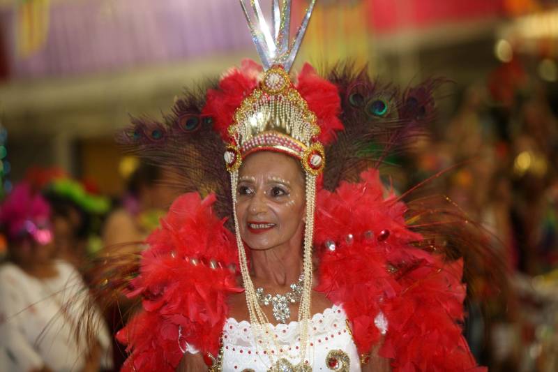 Mais de quatro mil idosos caíram na folia na tarde desta quarta-feira (7), durante o 18° Baile Carnavalesco da Melhor Idade, do projeto Vida Ativa, executado pela Secretaria de estado de Esporte e Lazer (Seel). Uma das grandes atrações foi o concurso que escolheu a “Rainha das Rainhas” da terceira idade, título que este ano ficou com a candidata Lindaura Cardoso, de 63 anos.

FOTO: CARLOS SODRÉ / AG. PARÁ
DATA: 07.02.2018
BELÉM - PARÁ <div class='credito_fotos'>Foto: CARLOS SODRÉ / AG. PARÁ    |   <a href='/midias/2018/originais/3d72fa4c-4db6-4daf-a031-e134b76dbb08.jpg' download><i class='fa-solid fa-download'></i> Download</a></div>