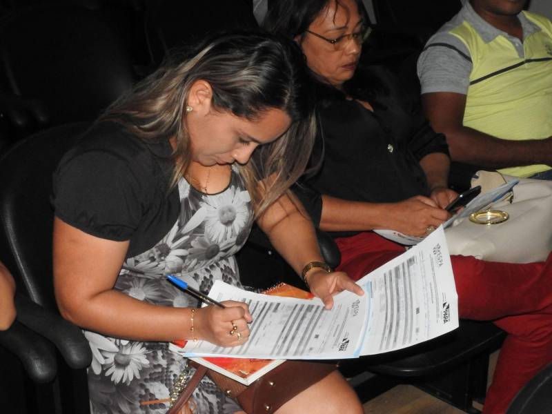 O município de Castanhal, na Região Metropolitana de Belém (RMB), recebeu nesta terça-feira (20) o Movimento pela Valorização do Estatuto da Criança e do Adolescente (Mover), que promove uma capacitação destinada a elaborar com órgãos do Executivo, Legislativo e Judiciário, além de representantes da sociedade civil, conselheiros tutelares e demais membros da rede de garantia de direitos da criança e adolescentes, ações e estratégias para o fortalecimento dos direitos de menores de 18 anos. O encontro será realizado até a próxima quinta-feira (22), das 09 às 17 h, no auditório da URE 8 (Unidade Regional de Educação).

FOTO: CARLOS SODRÉ / AG. PARÁ
DATA: 19.02.2018
CASTANHAL - PARÁ <div class='credito_fotos'>Foto: CARLOS SODRÉ / AG. PARÁ    |   <a href='/midias/2018/originais/3dafc3b6-0d9a-4246-ad53-53a1995d166f.jpg' download><i class='fa-solid fa-download'></i> Download</a></div>