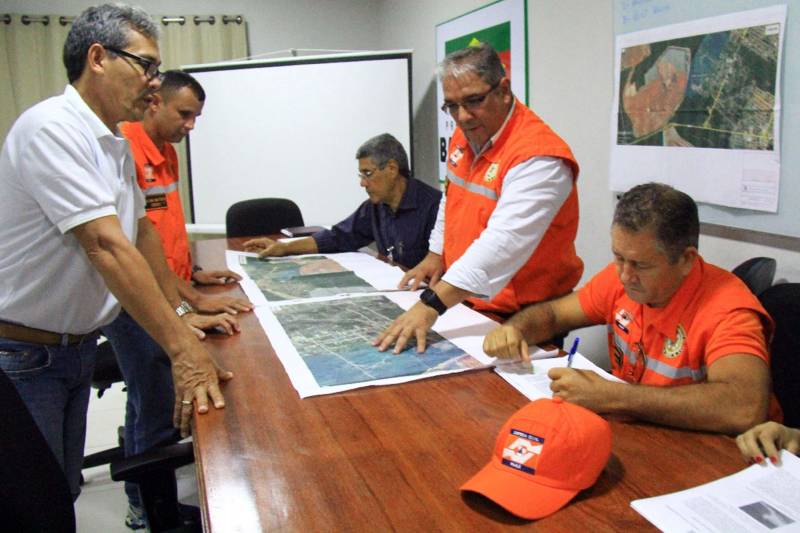 Nesta sexta-feira (23), uma sala de situação foi estabelecida no município de Barcarena em cooperação com vários órgãos do Governo estadual e municipal, para auxiliar e atender as necessidades básicas dos moradores da área onde ficam localizadas as bacias de resíduos da empresa Hydro. Entre as prioridades elencadas pelo governador Simão Jatene, anunciada em coletiva nesta sexta-feira (23), está o atendimento da população e a garantia de proteção da saúde da população, mitigando os problemas já causados e evitar novos. A sala de situação fica na subprefeitura de Barcarena, na Vila São Francisco, na PA-481.

FOTO: ASCOM PREFEITURA DE BARCARENA
DATA:23.02.2018
BARCARENA - PA <div class='credito_fotos'>Foto: Prefeitura de Barcarena   |   <a href='/midias/2018/originais/3df7f384-aa4d-48ae-8e0c-31d2e74a7850.jpg' download><i class='fa-solid fa-download'></i> Download</a></div>