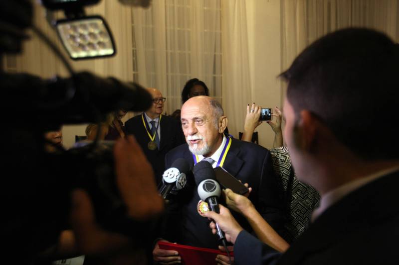 O governador Simão Jatene (foto) foi homenageado pela Associação do Corpo Consular no Estado do Pará (ACCP) com a Comenda do Mérito Consular João Clemente Baena Soares. A maior honraria da entidade foi entregue na noite desta quinta-feira (22), no salão nobre do prédio sede da Associação Comercial do Pará (ACP), em Belém.

FOTO: IGOR BRANDÃO / AG. PARÁ
DATA: 22.02.2018
BELÉM - PARÁ <div class='credito_fotos'>Foto: IGOR BRANDÃO / AG. PARÁ   |   <a href='/midias/2018/originais/3dfc0f7e-8bfe-408e-ac9b-4251d10bc53c.jpg' download><i class='fa-solid fa-download'></i> Download</a></div>