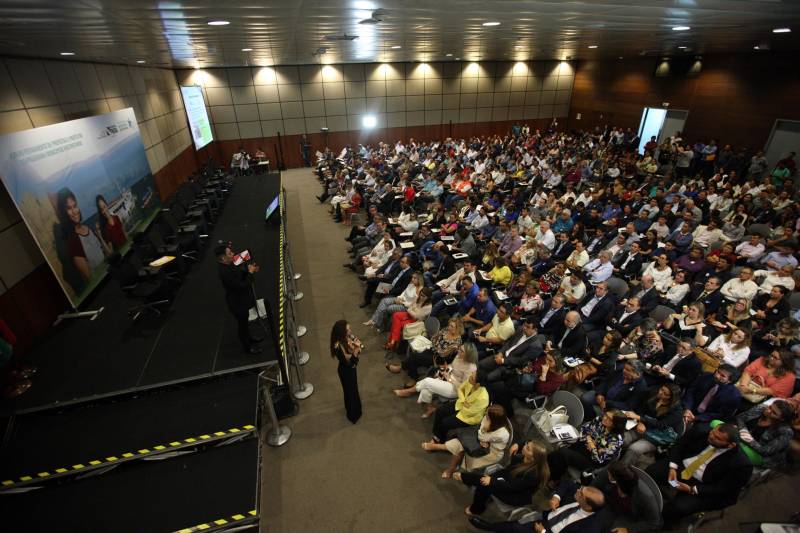 Foi aberta na manhã desta quarta-feira (7) a 3ª Reunião do Fórum Permanente de Prefeitas e Prefeitos dos Municípios Sustentáveis, que terá como tema central a governança compartilhada. O evento reúne gestores e técnicos dos 141 municípios que manifestaram interesse em adotar as diretrizes do programa e trará palestras e painéis com especialistas da área, além dos resultados alcançados com o auxílio do Programa Municípios Sustentáveis (PMS), gerido pela Secretaria Extraordinária de Municípios Sustentáveis (Semsu), principalmente no âmbito da gestão fiscal das prefeituras. A programação se estende até a quinta-feira (8), no Hangar Convenções e Feiras da Amazônia. Na foto, secretária de Municípios Sustentáveis, Izabela Jatene.

FOTO: SIDNEY OLIVEIRA / AG. PARÁ
DATA: 07.02.2018
BELÉM - PARÁ <div class='credito_fotos'>Foto: Sidney Oliveira/Ag. Pará   |   <a href='/midias/2018/originais/3f0e77bc-302b-4858-9b7e-25da99e303c5.jpg' download><i class='fa-solid fa-download'></i> Download</a></div>