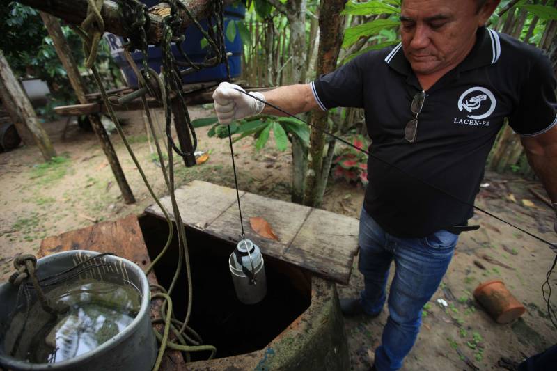 As ações do governo do Estado são imediatas no município de Barcarena, mais especificamente nas comunidades Bom Futuro e Vila Nova, localizadas na área das bacias de rejeitos da Hydro. A primeira medida é a coleta da água dos poços artesianos, para verificar se está própria para o consumo humano. Nesta sexta-feira (23), técnicos do Laboratório Central do Estado (Lacen) começaram o trabalho, que faz parte do conjunto de ações do grupo de trabalho montado pelo governo depois que o Instituto Evandro Chagas confirmou a contaminação da área.

FOTO: MÁCIO FERREIRA / AG. PARÁ
DATA: 23.02.2018
BARCARENA - PARÁ <div class='credito_fotos'>Foto: MÁCIO FERREIRA/ AG. PARÁ   |   <a href='/midias/2018/originais/3f7cf52a-72bb-497a-9464-377bccbbcc97.jpg' download><i class='fa-solid fa-download'></i> Download</a></div>