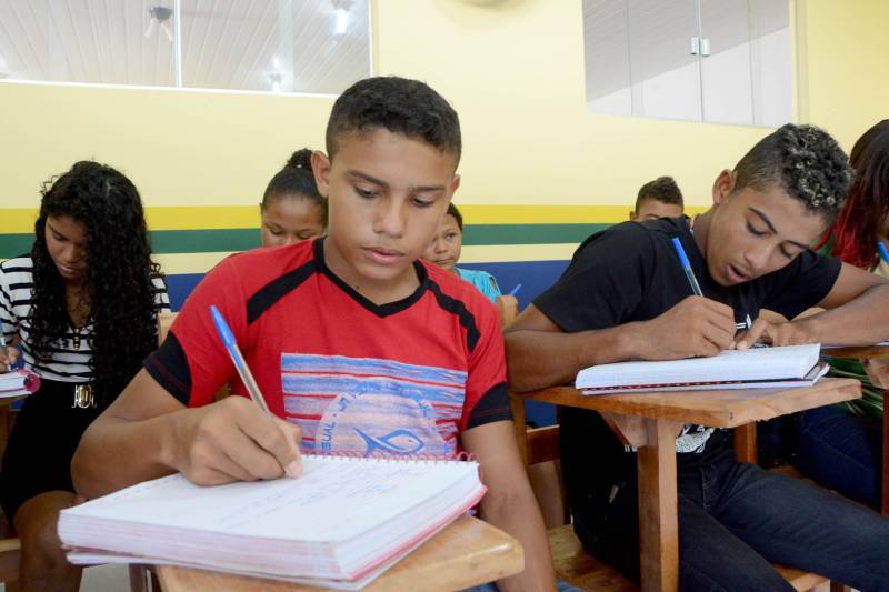 Estudantes da vila Enche Concha, no município de Cachoeira do Piriá, a 250 km de Belém, assistiram pela primeira vez, na última quarta-feira (14), à aula do Sistema Educacional Interativo (SEI), que a Secretaria de Estado de Educação (Seduc) está implantando para ampliar o ensino médio em localidades de difícil acesso no interior.

FOTO: RAI PONTES / ASCOM SEDUC
DATA: 14.03.2018
CACHOEIRA DO PIRIÁ - PARÁ <div class='credito_fotos'>Foto: Rai Pontes/Ascom Seduc   |   <a href='/midias/2018/originais/3f80f939-188a-429d-b77d-a3b2408be00b.jpg' download><i class='fa-solid fa-download'></i> Download</a></div>