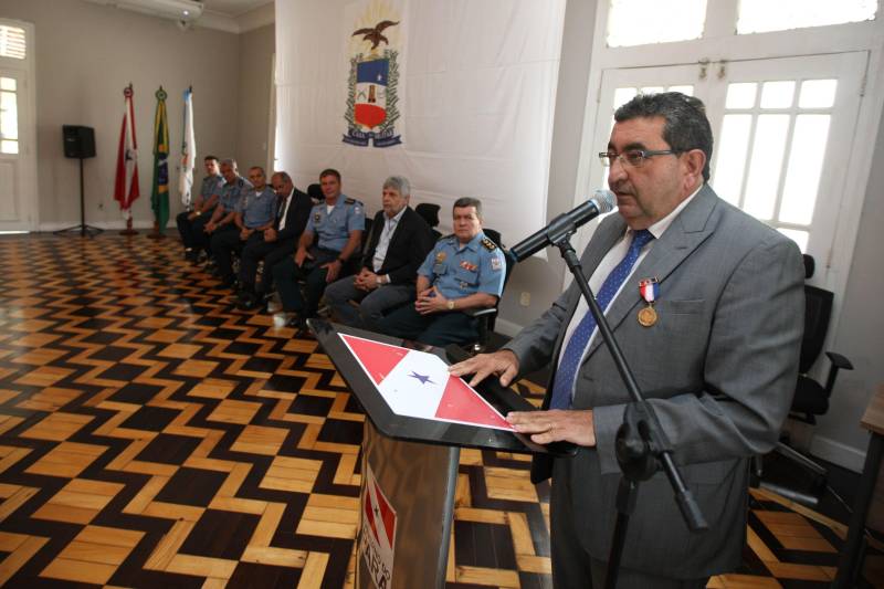 Setenta e duas personalidades civis e militares receberam, na manhã desta terça-feira, 20, no auditório do Palácio dos Despachos, em Belém, a Medalha do Mérito Governador Lauro Sodré, concedida por ocasião das comemorações pelos 101 anos de criação da Casa Militar da Governadoria do Estado, fundada em 12 de fevereiro de 1917. A honraria é destinada a personalidades que prestaram serviços relevantes ao Pará e suas instituições, especialmente à Governadoria do Estado. A solenidade foi aberta pelo governador Simão Jatene, que fez questão de parabenizar a todos os servidores da Casa Militar da Governadoria e aos agraciados com a Medalha Lauro Sodré. Na foto, o secretários de Estado de Desenvolvimento Econômico, Mineração e Energia, Adnan Demachki.

FOTO: ANTONIO SILVA / AG. PARÁ
DATA: 20.02.2018
BELÉM - PARÁ <div class='credito_fotos'>Foto: Antônio Silva/Ag. Pará   |   <a href='/midias/2018/originais/4009976f-98da-4d33-a631-b16a27e502d5.jpg' download><i class='fa-solid fa-download'></i> Download</a></div>