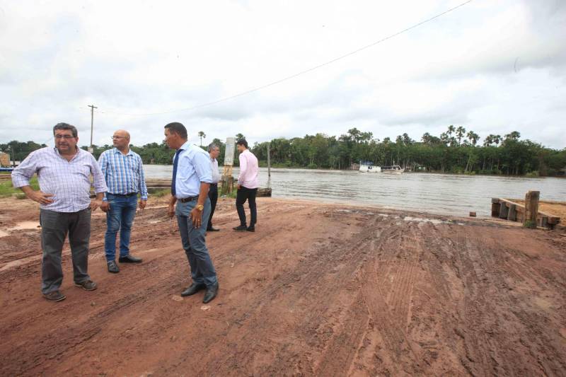 Mais de 300 produtores compareceram à arena Bira's, em Igarapé-Miri, no nordeste paraense, na manhã de quinta-feira (15), em busca de informações sobre crédito, qualificação profissional, regularização fundiária e cadeia produtiva. O público foi atendido pela "Caravana Pará 2030 - Igarapé-Miri", promovida pelo governo do Estado, que levou ao município os serviços de várias secretarias, bancos e instituições ligadas à produção e à intermediação de negócios.

FOTO: RODOLFO OLIVEIRA / AG. PARÁ
DATA: 16.03.2018
IGARAPÉ-MIRI - PARÁ <div class='credito_fotos'>Foto: Rodolfo Oliveira/Ag. Pará   |   <a href='/midias/2018/originais/40fede82-4ecb-4401-9a23-131c8a223f9d.jpg' download><i class='fa-solid fa-download'></i> Download</a></div>