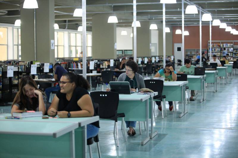 Biblioteca Pública Arthur Vianna, localizada no prédio do Centur. Com mais de 140 anos, o local é uma das principais referências na área em Belém, recebendo uma média de mil usuários por dia. Antes da popularização de instrumentos tecnológicos e sites especializados, a “biblioteca do Centur”, como é conhecida, era uma das principais fontes de pesquisa para alunos de todos os níveis de ensino em Belém. 

FOTO: MÁCIO FERREIRA / AG. PARÁ
DATA: 02.03.2018
BELÉM - PARÁ <div class='credito_fotos'>Foto: MÁCIO FERREIRA/ AG. PARÁ   |   <a href='/midias/2018/originais/413378ec-5d10-4ae9-9107-8cc6f5ff2e81.jpg' download><i class='fa-solid fa-download'></i> Download</a></div>