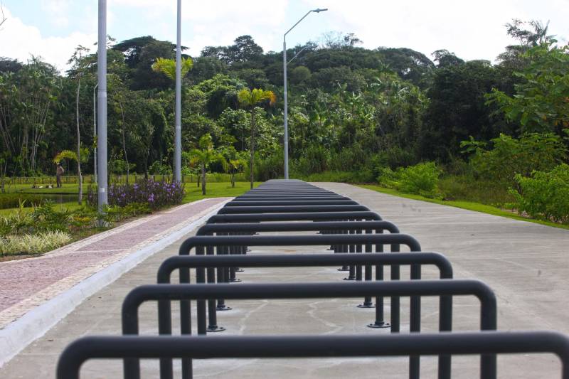 O Parque Estadual do Utinga (PEUt) o mais importante espaço de preservação e estudo da biodiversidade dentro da Região Metropolitana de Belém será reaberto à população a partir desta sexta,16, a partir das 16h30, com apresentações artísticas, com o Boi Veludinho, crianças do Pro Paz e a premiada Orquestra Sinfônica do Theatro da Paz. A apresentação será em um espaço ao ar livre e não será necessária a retirada de ingressos, por esse motivo, a recomendação é que o público chegue cedo, porque a entrada será fechada quando o espaço estiver lotado. No sábado, será realizada uma grande caminhada, a partir das 8 horas, com paradas para informações educativas sobre a fauna, flora e sobre os novos espaços. Por conta da grande quantidade de pessoas, incluindo crianças e idosos, o Corpo de Bombeiros recomendou e, a organização do evento acatou, a necessidade de se evitar durante a manhã do sábado o trânsito de veículos sobre rodas, como carros, bicicletas, skates e patins. Depois das 12 horas e durante todo o funcionamento do parque, a entrada e o uso por praticantes desta modalidade está completamente liberada. No domingo, o parque abrirá às 5h30 e funcionará até as 17h, assim como nos outros dias, de segunda a segunda. As atividades de manutenção do espaço vão requerer que o parque seja fechado para acesso ao público eventualmente, mas essas datas serão definidas de acordo com a demanda. 

FOTO: IGOR BRANDÃO / AG PARÁ
DATA: 15.03.2018
BELÉM - PARÁ <div class='credito_fotos'>Foto: IGOR BRANDÃO / AG. PARÁ   |   <a href='/midias/2018/originais/41af7485-11a8-4fa8-8167-ed882a04a307.jpg' download><i class='fa-solid fa-download'></i> Download</a></div>