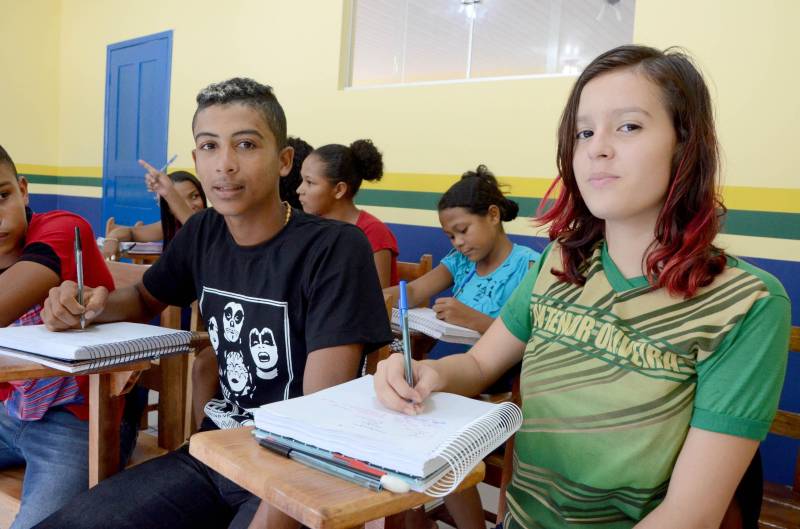 Estudantes da vila Enche Concha, no município de Cachoeira do Piriá, a 250 km de Belém, assistiram pela primeira vez, na última quarta-feira (14), à aula do Sistema Educacional Interativo (SEI), que a Secretaria de Estado de Educação (Seduc) está implantando para ampliar o ensino médio em localidades de difícil acesso no interior. A estudante Emily Vitória Paiva, 14 anos (foto), disse que não teve dificuldades para se adaptar ao novo sistema de ensino.

FOTO: RAI PONTES / ASCOM SEDUC
DATA: 14.03.2018
CACHOEIRA DO PIRIÁ - PARÁ <div class='credito_fotos'>Foto: Rai Pontes/Ascom Seduc   |   <a href='/midias/2018/originais/4275db99-ef8e-46c3-b985-ead64b2640e9.jpg' download><i class='fa-solid fa-download'></i> Download</a></div>