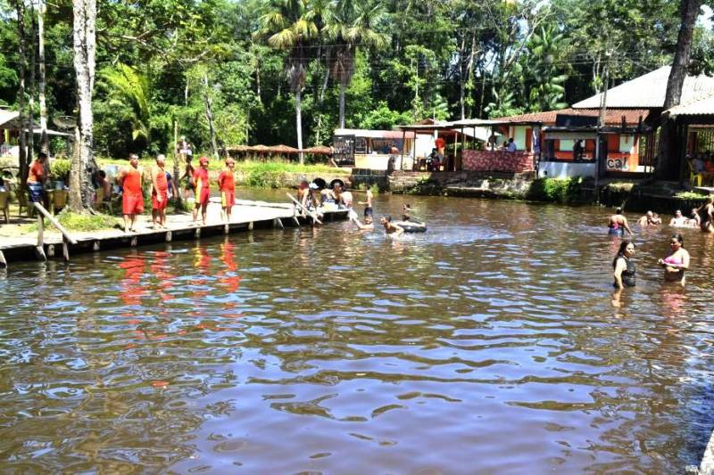 A terça-feira de Carnaval (13) nas praias do município de Barcarena foi marcada pelo trabalho de prevenção e de orientação aos frequentadores. Militares do Corpo de Bombeiros trabalharam intensamente no quarto dia da Operação Carnaval 2018 nas praias e blocos de rua, a fim de garantir a segurança de todos. A festa em Barcarena só terminará na Quarta-feira de Cinzas, com atrações musicais. As praias de Caripi, Vila do Conde, Cupiranga e Sirituba receberam o reforço do efetivo militar para atender os banhistas em qualquer situação. Com a tranquilidade nas praias, não houve registro de ocorrências graves, resultado do trabalho preventivo realizado pelo 6° Grupamento de Bombeiros Militar de Barcarena.

FOTO: ASCOM / CBMPA
DATA: 13.02.2018
VIGIA - PARÁ
 <div class='credito_fotos'>Foto: ASCOM / CBMPA   |   <a href='/midias/2018/originais/42baff78-0af1-4593-9d35-7b0f025f5291.jpg' download><i class='fa-solid fa-download'></i> Download</a></div>